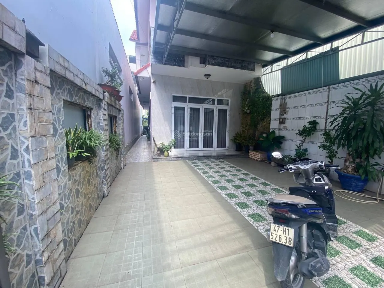 Cần bán đất kèm nhà kiên cố 1 trệt 1 lầu, diện tích rộng thích hợp làm nhà xưởng, kho hàng