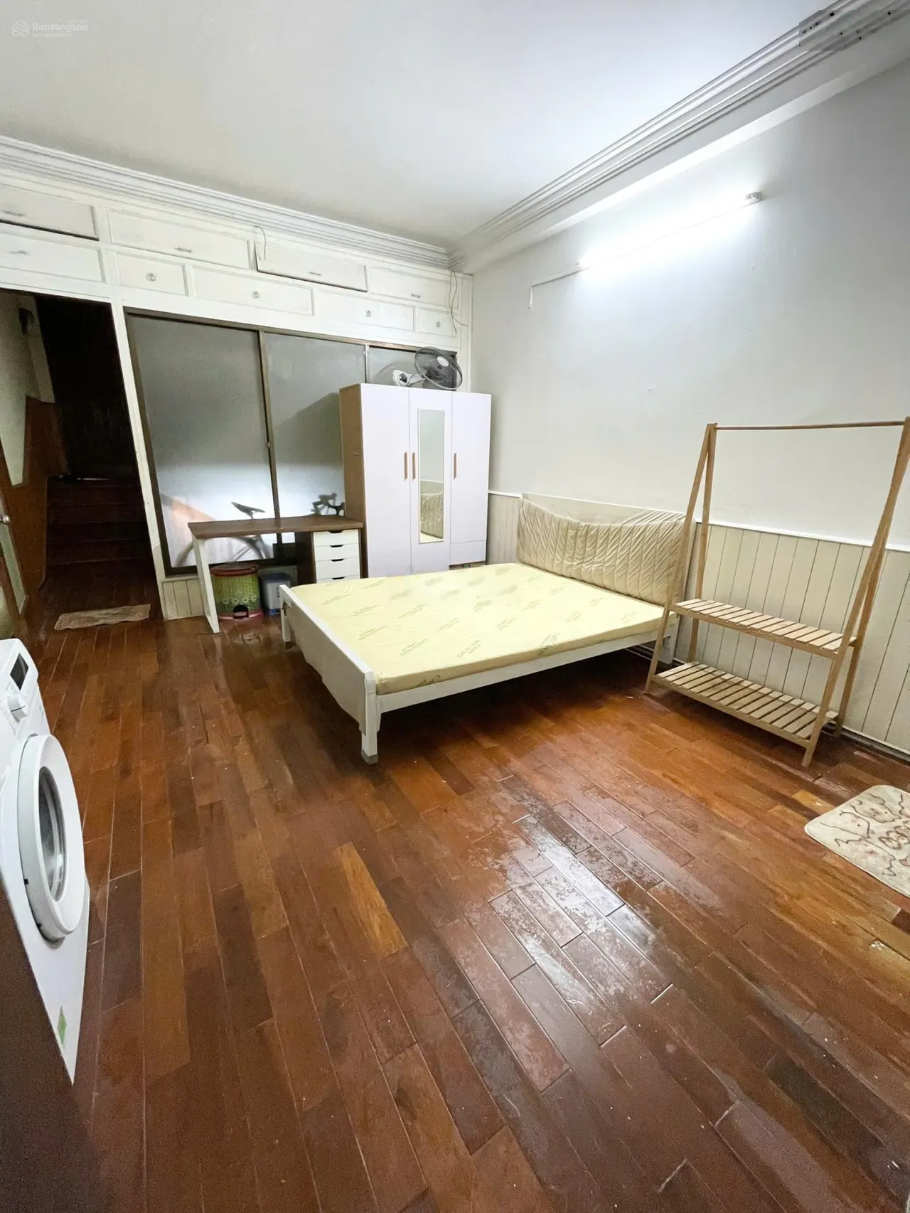 Cho thuê phòng nội thất cơ bản, diện tích 28m2 mặt tiền đường Trường Sa. Giá thuê 5,5 triệu