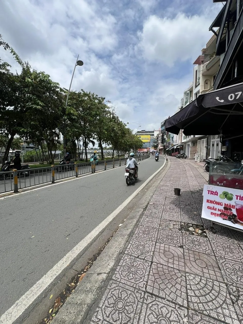 Cho thuê phòng full nội thất 52m2 mặt tiền Trường Sa, có ban công view kênh nước.