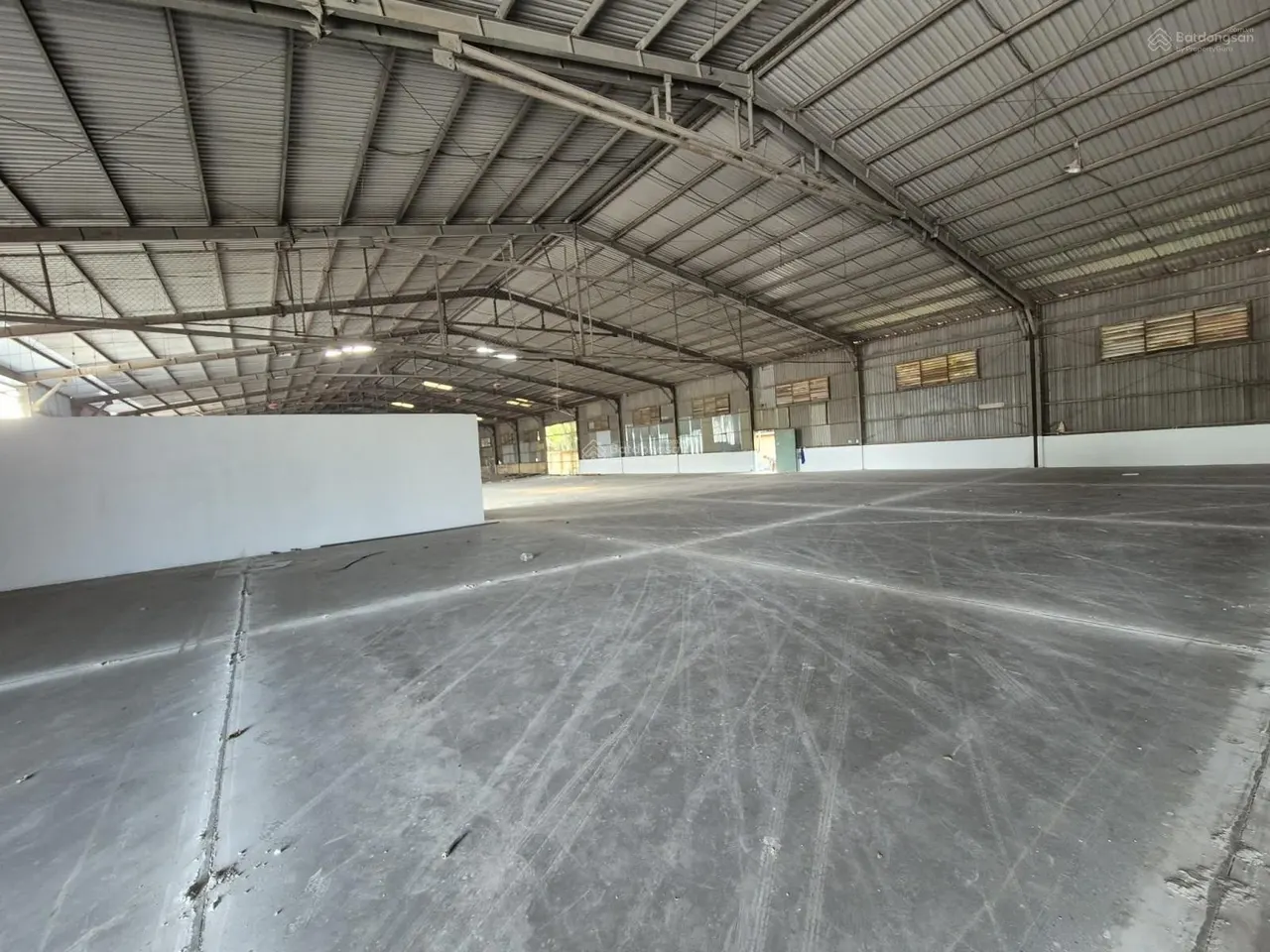 Thuê kho Quận 7 DT 900m2 | 2 cửa nhập xuất, tường xây, điện 3 pha, PCCC đầy đủ
