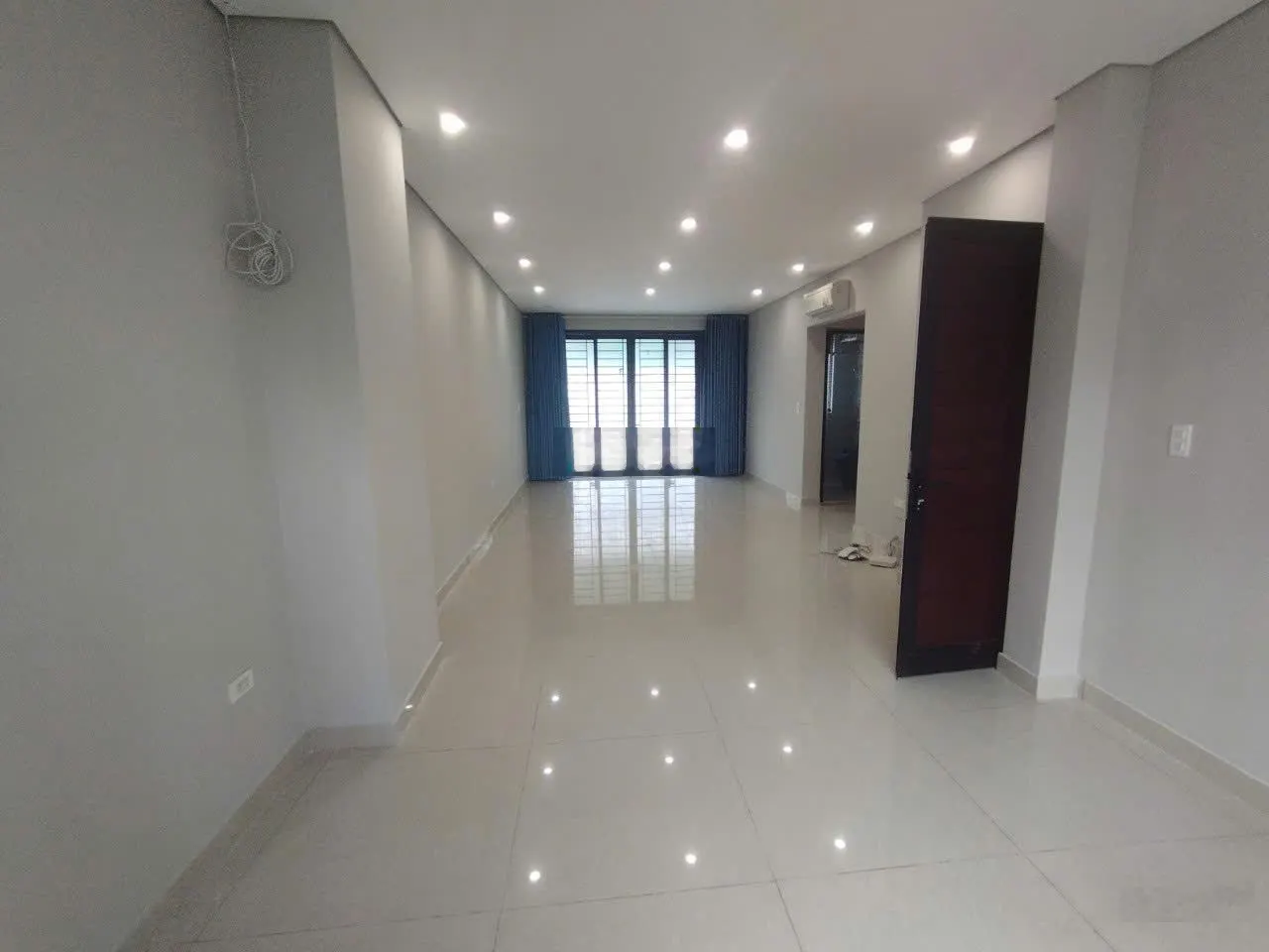 Cho thuê nhà riêng Hoàng Quốc Việt, gần khu Ngoại giao đoàn, DT 100m2, 6 tầng, thang máy, giá 55tr