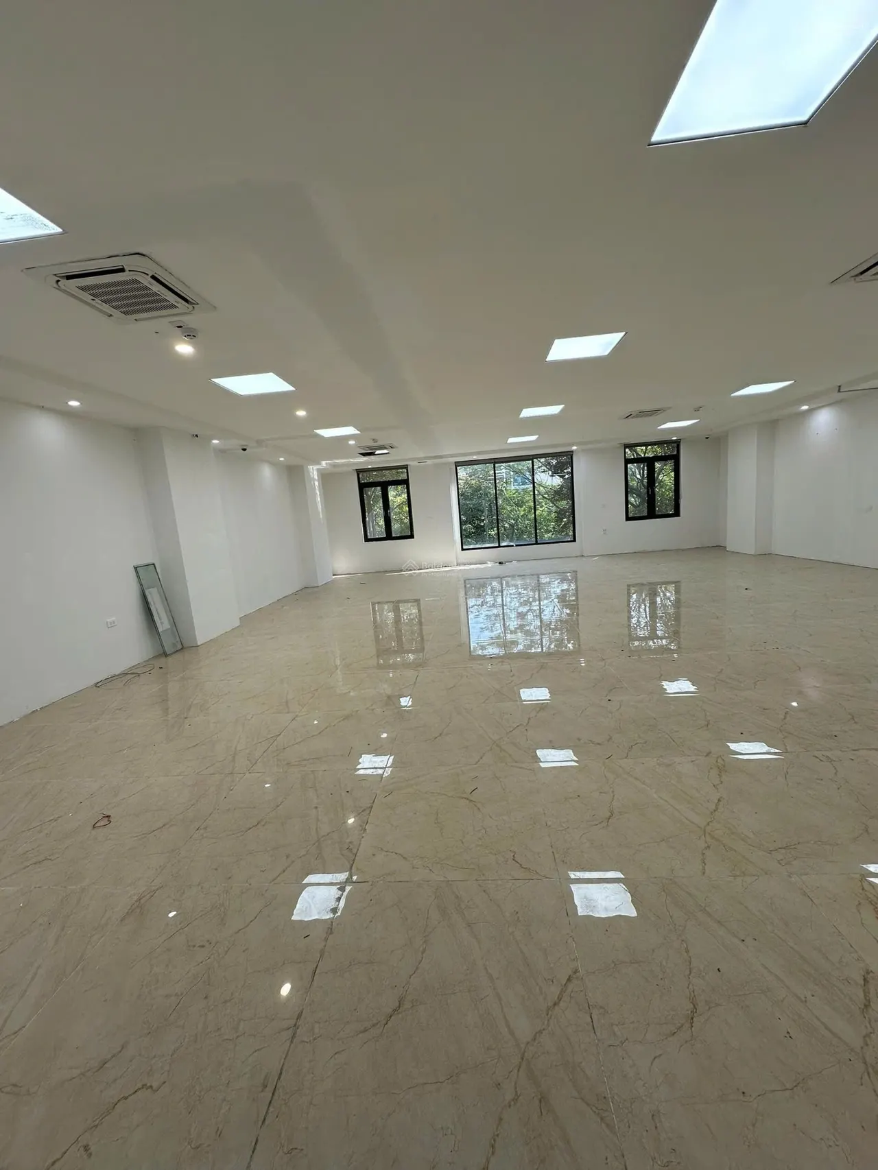 Cho thuê tầng 1,2,3 toà nhà 7 tầng + hầm mặt phố Trung Kính, DT 100m2 / sàn, hầm sd chung. Giá 55tr