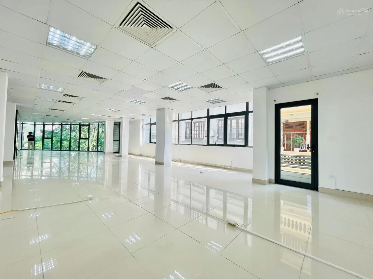 CC gửi cho thuê sàn tầng lửng phố Hoàng Cầu - Đống Đa 135m2 vị trí hot giá chỉ 30 triệu ô tô đỗ cửa