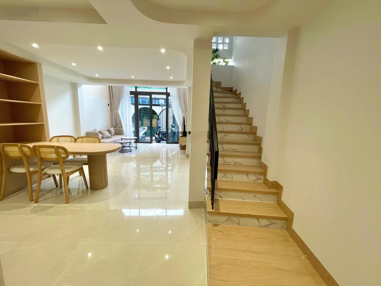 Nhà đẹp 3 tầng sổ hoàn công ngay chợ Lạc Long Quân TT Nha Trang - có PN tầng trệt - ra biển chỉ 2km
