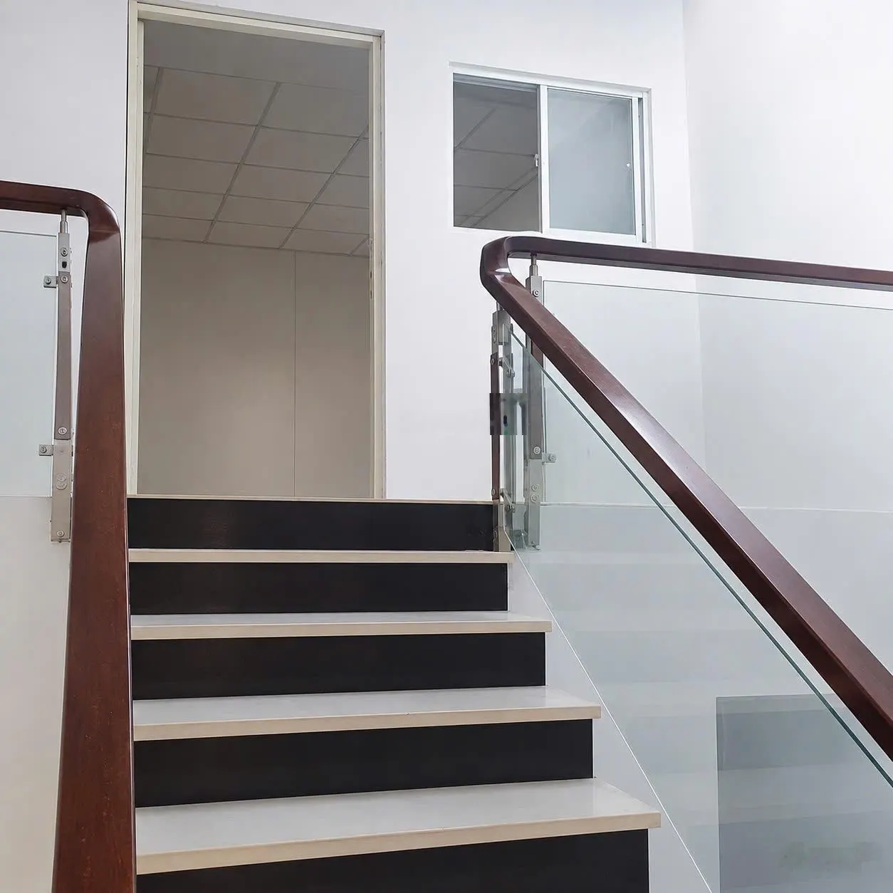 Cho thuê nhà cạnh cầu Phú Xuân, giá 15 triệu, xe hơi ngủ nhà được