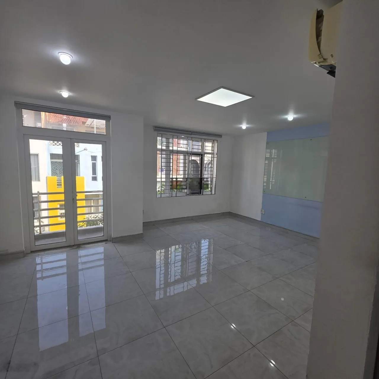 Cho thuê tòa nhà góc 2 mặt phố Bùi Bằng Đoàn, 188 triệu, sàn 868m², 5 tầng, P. Tân Phong, Q7, HCM