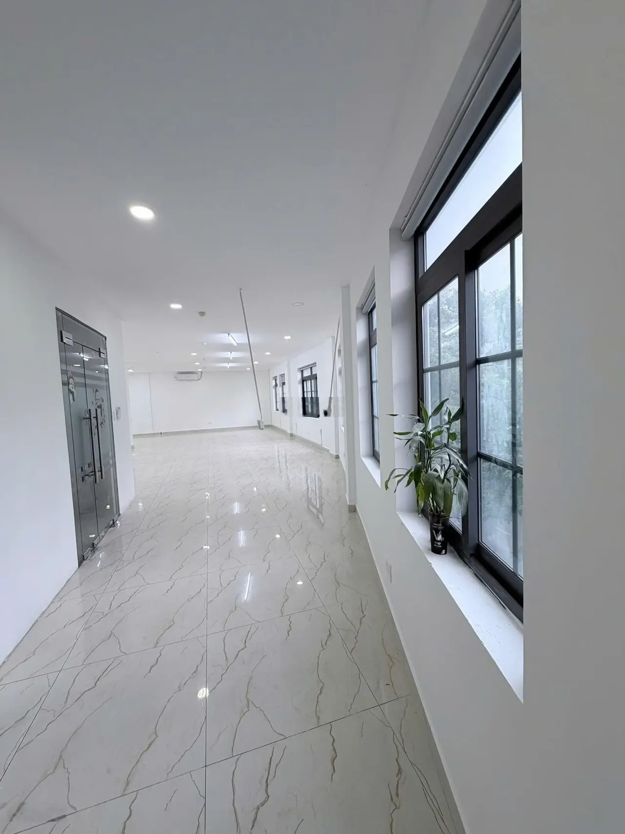 Cho thuê VP Vĩnh Khánh, 130m2, ngang lớn, sàn suốt đẹp, có khu pantry, có sân rộng đậu xe hơi