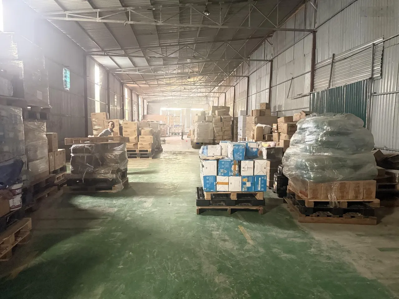 Cho thuê kho xưởng DT 550m2 ngay ngã tư Trạm Trôi, QL32, điện 3 pha, xuất VAT, xe công, bảo vệ 95k