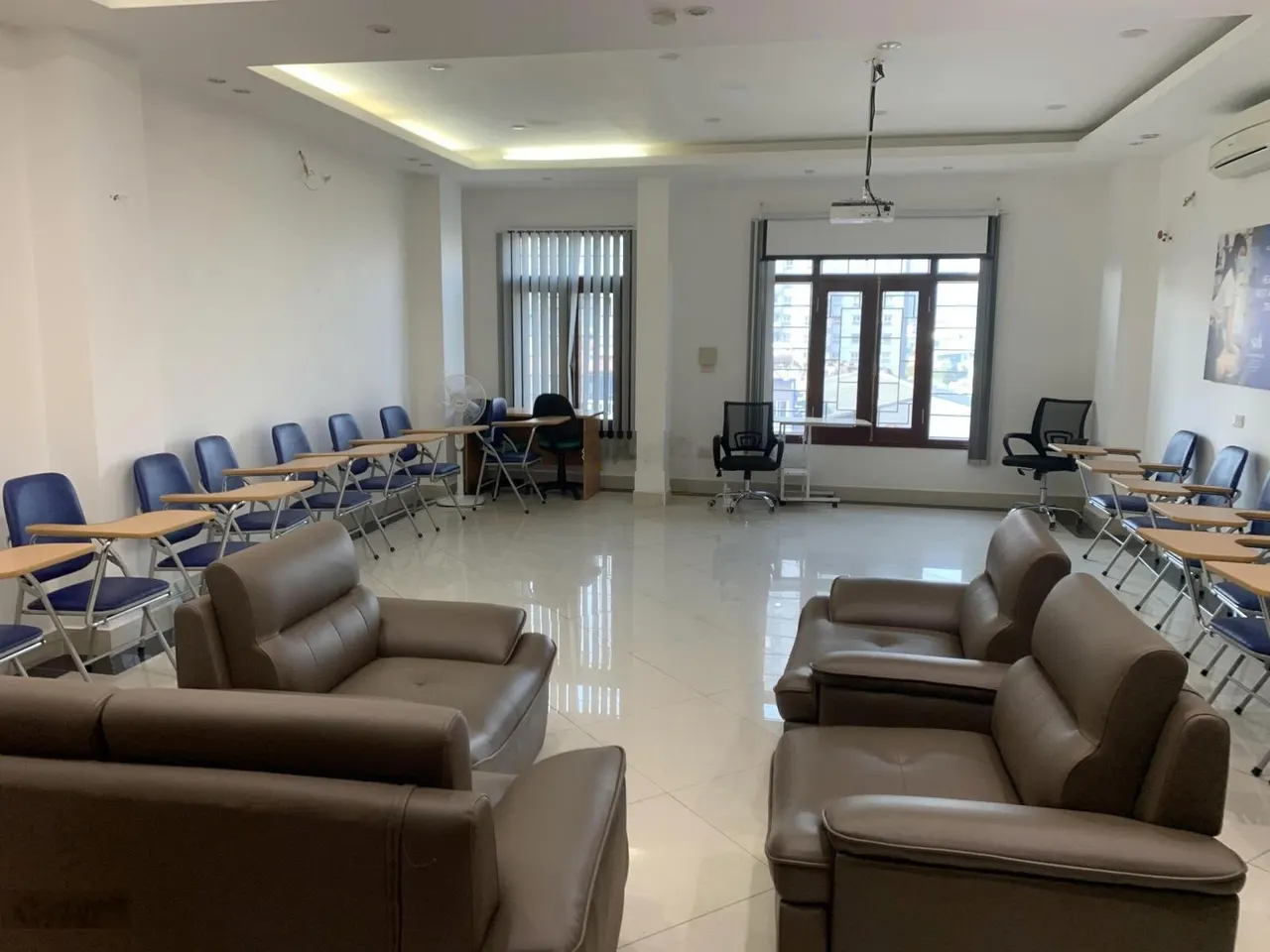 Cho thuê nhà 130m2 x 5 tầng khu Hoàng Ngân, Đỗ Quang mặt tiền 9m, ô tô đỗ quanh, giá 50tr/th