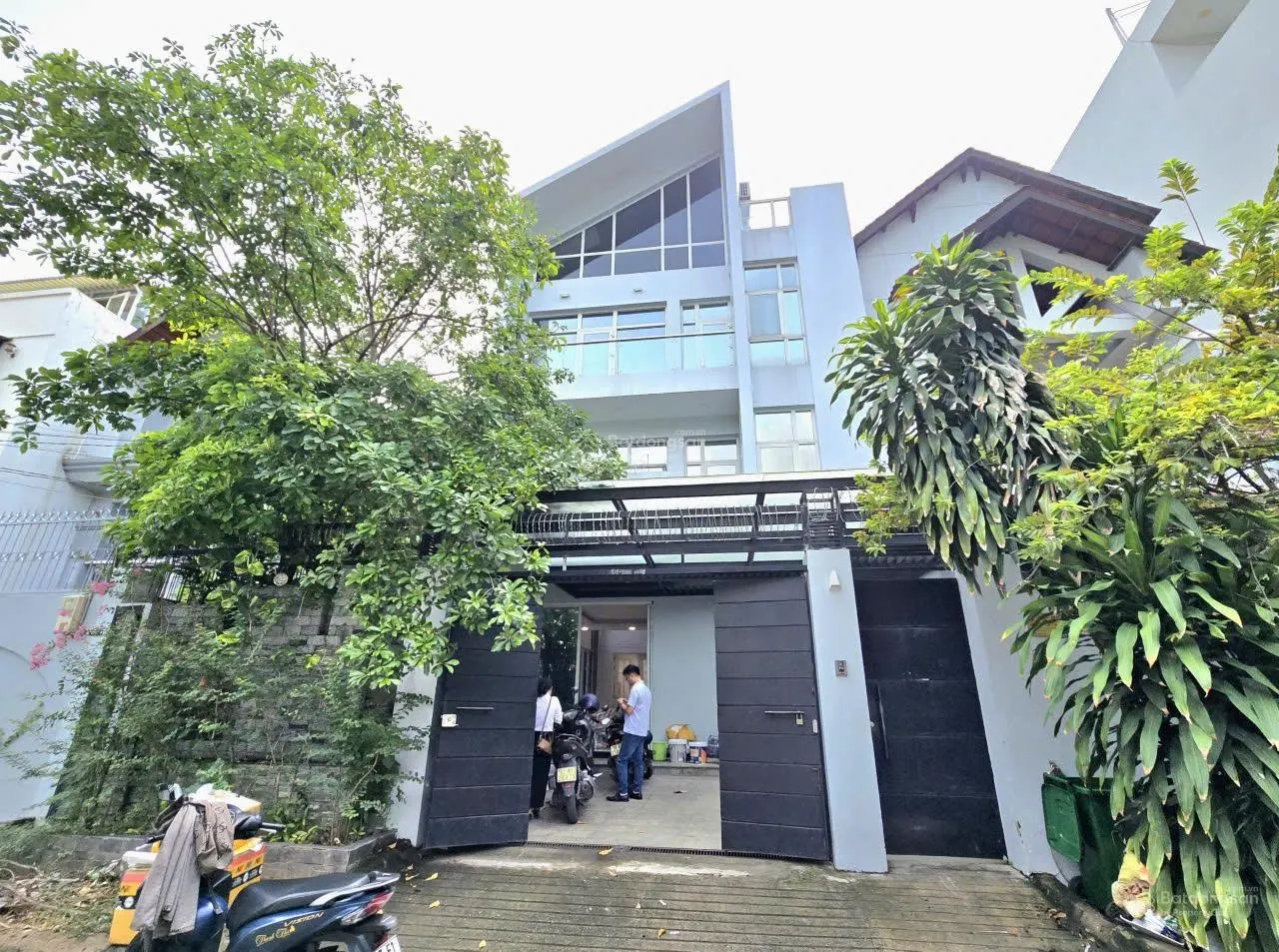 Cho thuê nhà MT đường Nguyễn Ư Dĩ, P Thảo Điền,TP.HCM. DT 8x30m 1 trệt 2 lầu áp mái. Giá 60tr/tháng