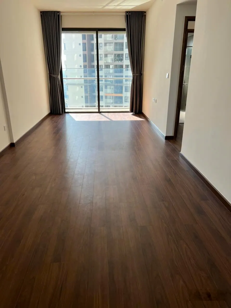 Cho thuê căn góc 2PN 2WC, Akari City, Võ Văn Kiệt. 3 máy lạnh, máy nước nóng. 11 triệu. 090••••48
