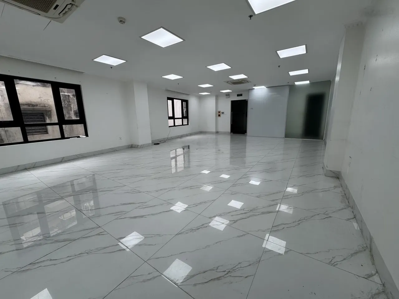 Cho thuê văn phòng 110m2 tại Hoàng Quốc Việt - Giá 20tr - Sẵn phòng ban - Vào làm ngay