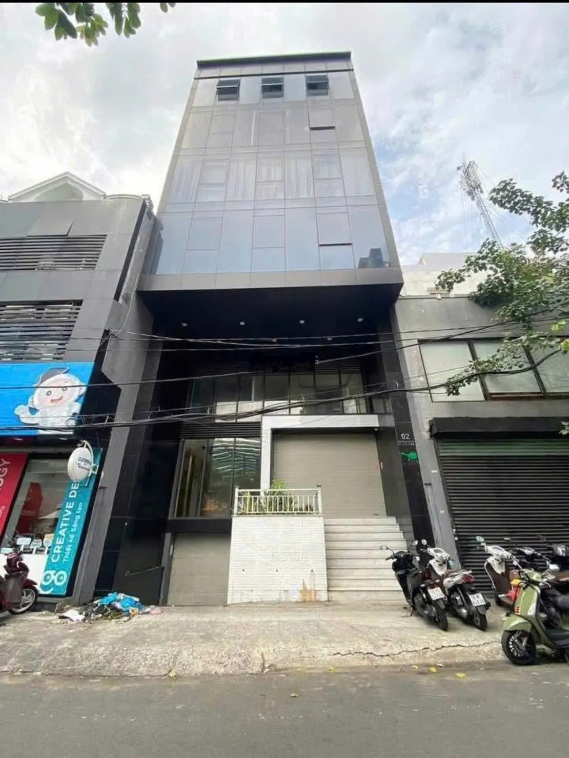 Cho thuê tòa nhà hẻm 8m thông khu Vip K300. Hầm - Trệt - Lửng - 4 lầu. Sàn trống suốt