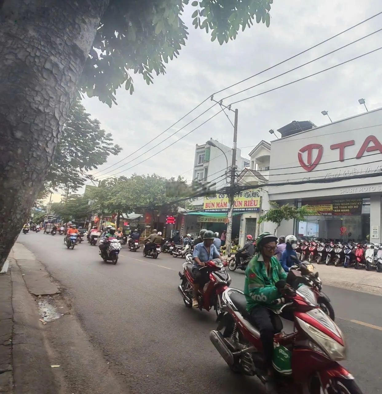 Cho thuê nhà MT Tỉnh Lộ 10, DT: 20m x 40m, Bình Tân