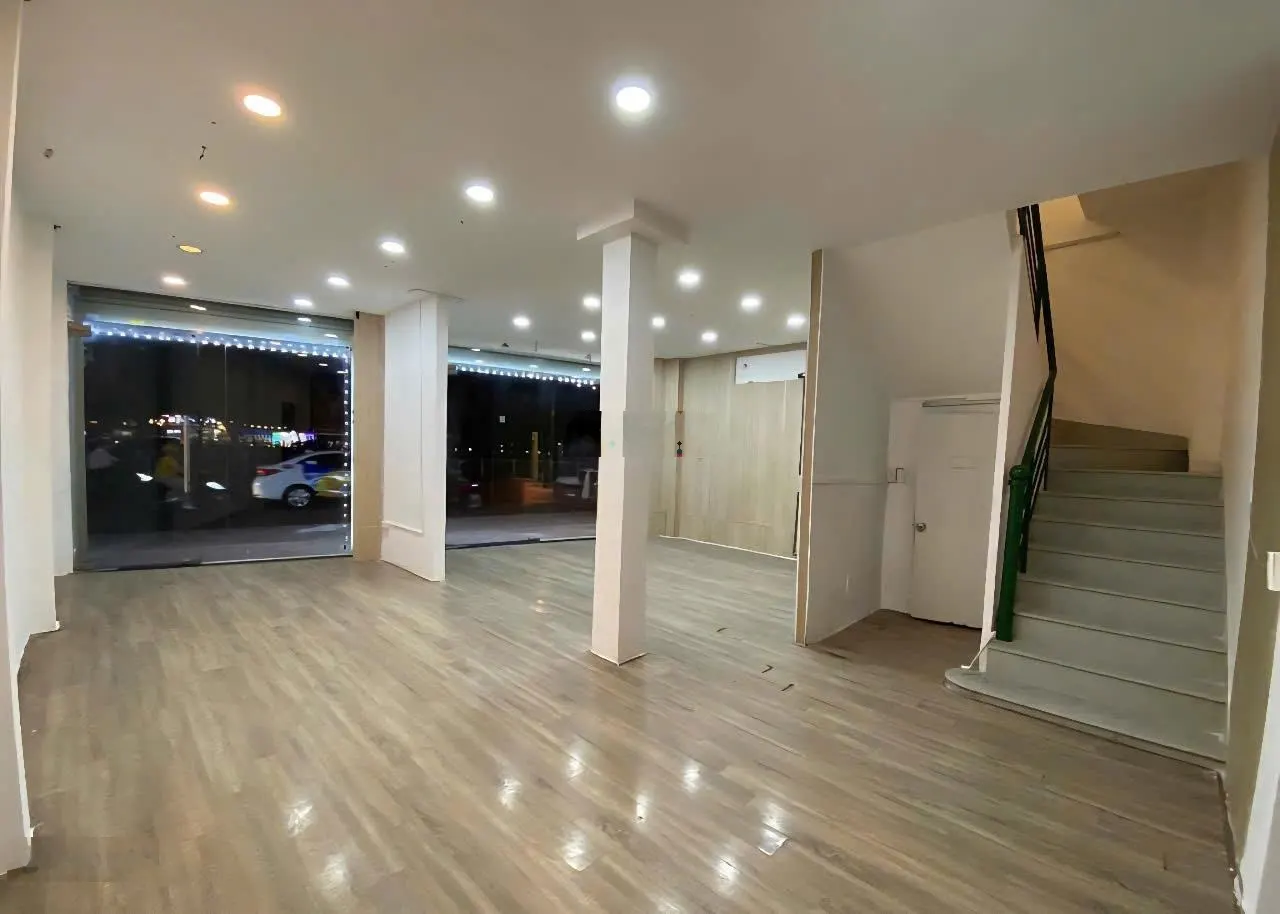 Cần cho thuê nhà ngang 6m mặt tiền 311B Lê Văn Sỹ, Phường 13, Quận 3, gần cầu Lê Văn Sỹ.