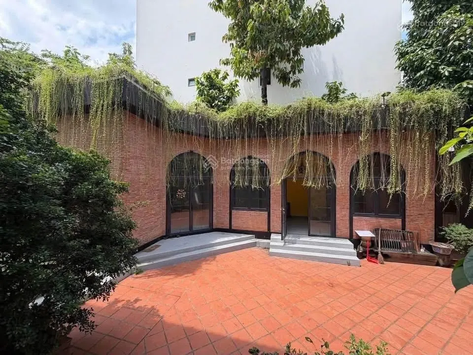 Villa sân vườn cho thuê tại 25 Xuân Thủy Quận 2, trệt lầu DTSD ~ 600m2