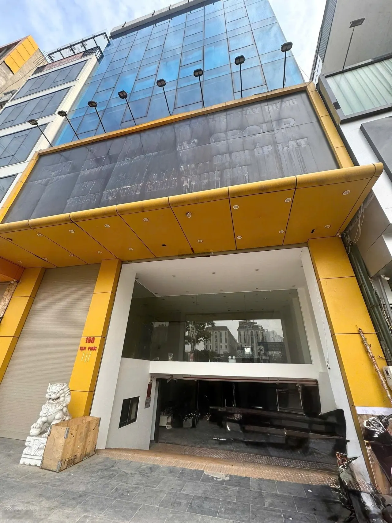 Chính chủ cho thuê văn phòng tại mặt phố Tố Hữu 205m2, giá chỉ hơn 26tr, mặt tiền 10m siêu hot
