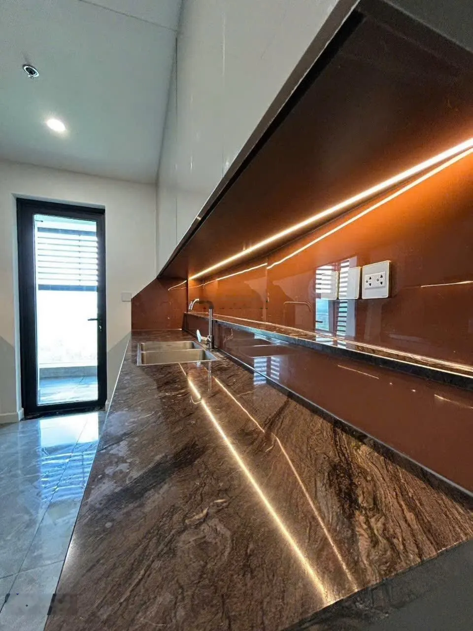 Cho thuê căn 122m2 giá 15 triệu bao gồm phí QL Noble Crystal Riverside view sông thoáng mát