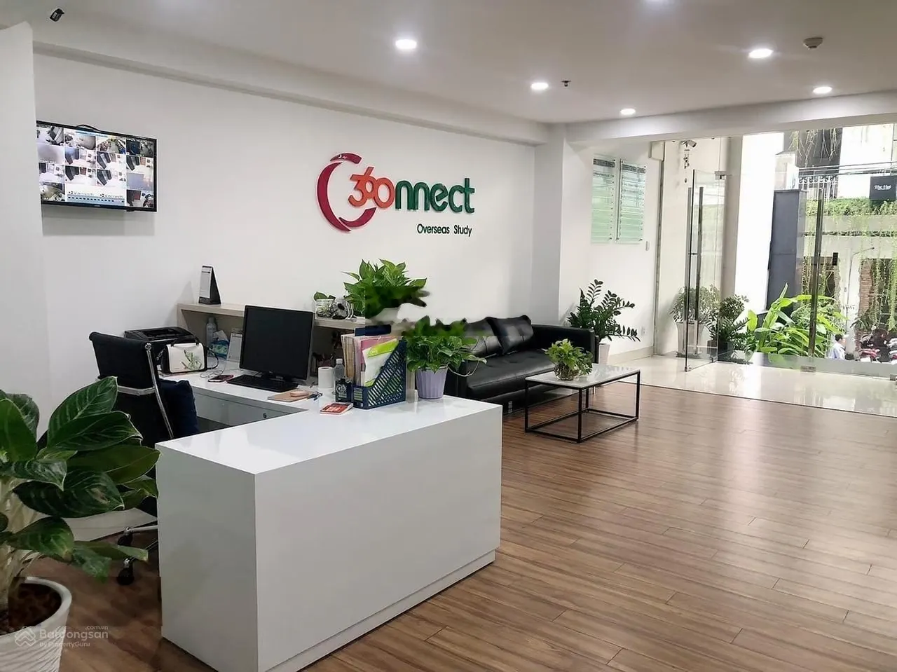 Cho thuê văn phòng Quận 3 - Ngay Hồ Con Rùa giáp Quận 1, 65m2 giá rẻ, Ngăn sẵn phòng