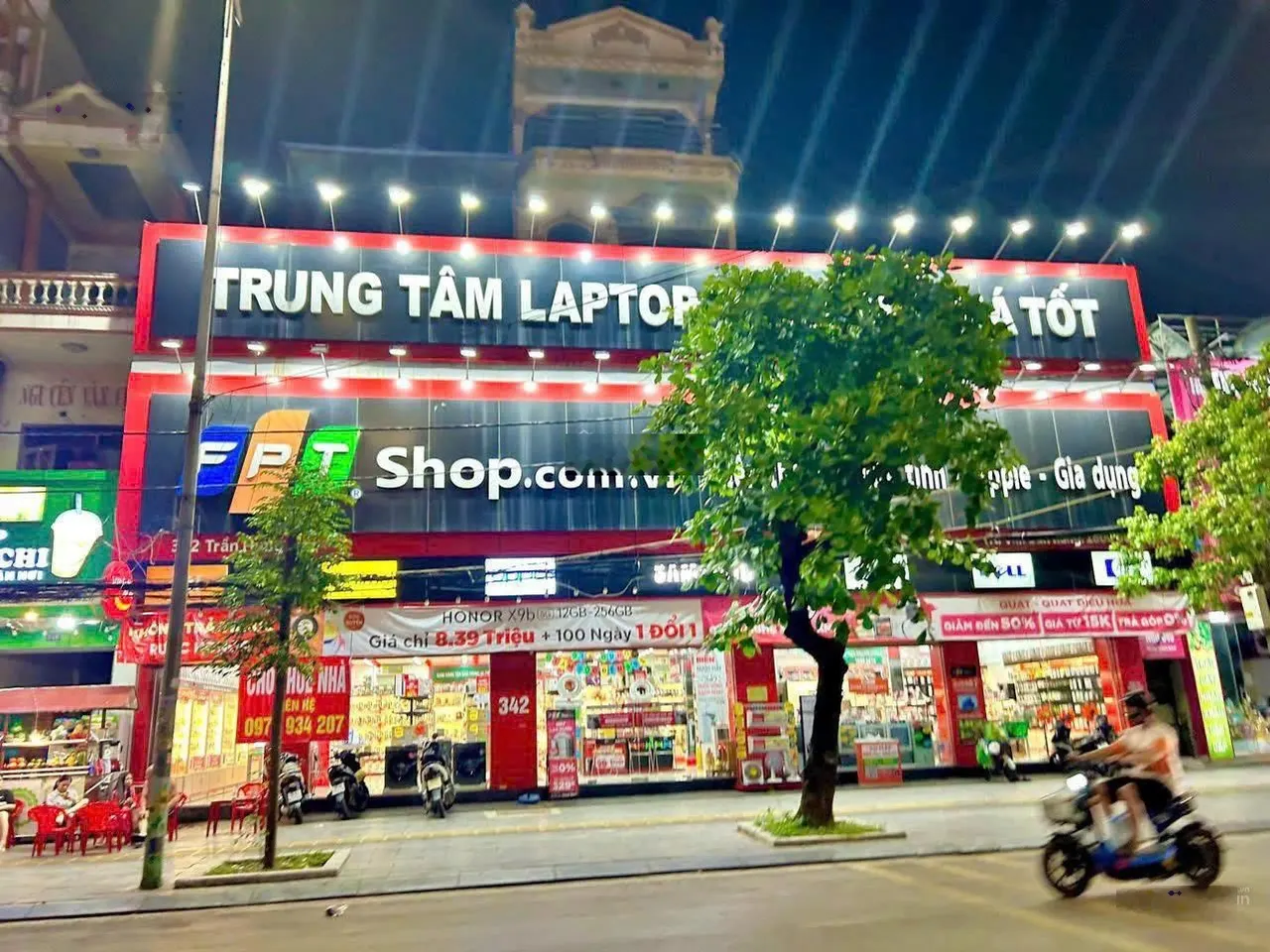 Cho thuê nhà mặt phố Hoàng Cầu - Đống Đa, diện tích 100m x 3 tầng, mặt tiền 7m, giá thuê 100 triệu