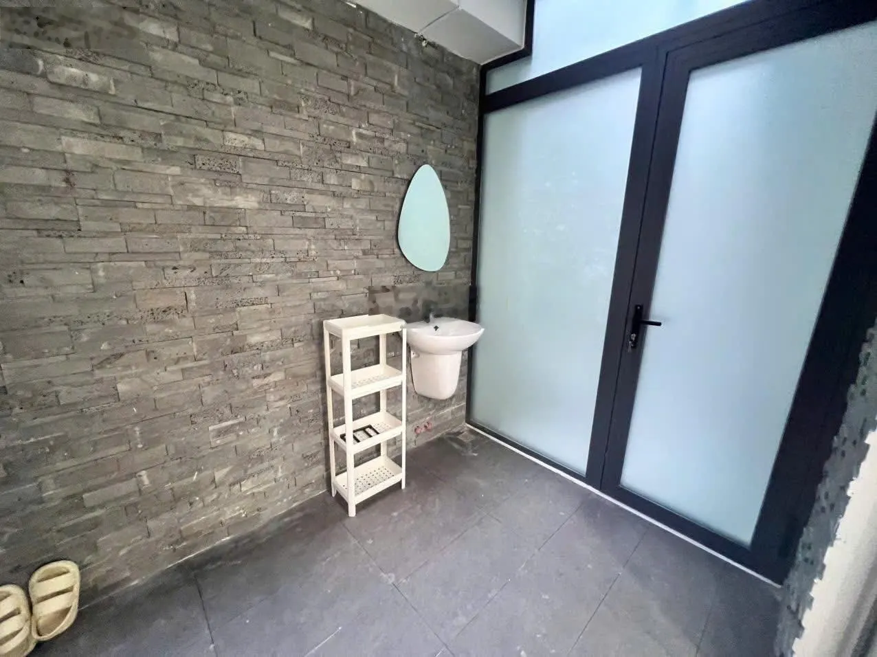 Cho thuê tầng trệt 5*23m hoàn thiện trống suốt,máy lạnh âm trần,thang máy lối đi riêng KĐT Vạn Phúc