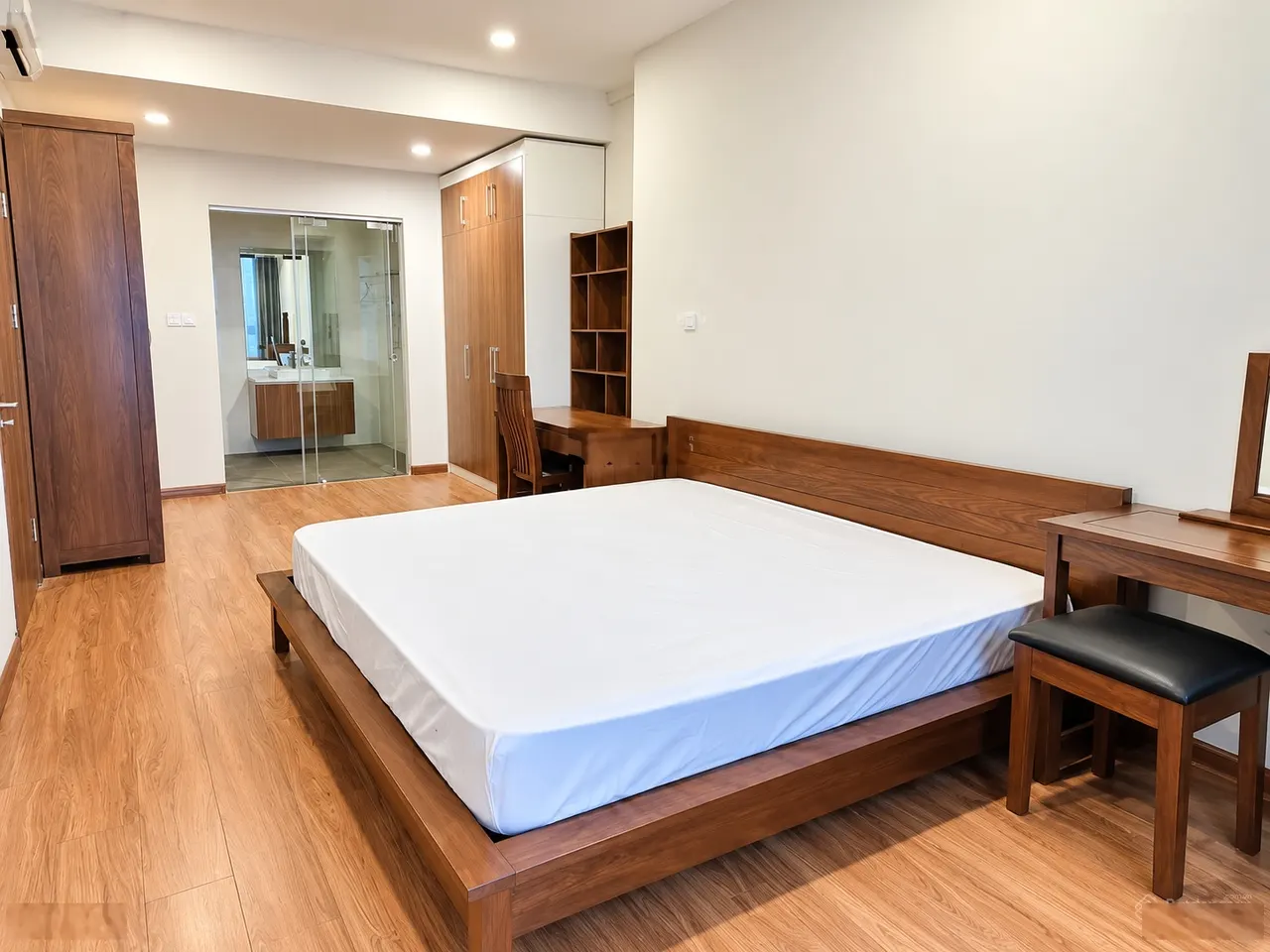 Em cho thuê căn 3PN rộng 150m full đồ tại Discovery, giá chỉ 22 triệu/tháng, vào được luôn