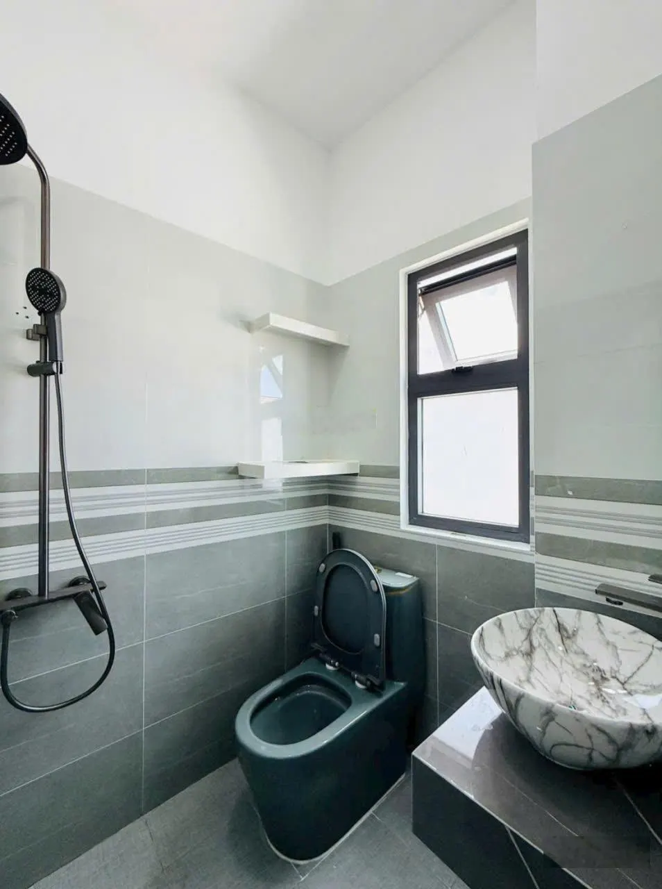 Căn Góc -Full Nội Thất- Hẻm Xe Hơi-- Thống Nhất P15-diện tích:4x13m.-3 lầu-- 5 Phòng-- 5wc:15 Triệu