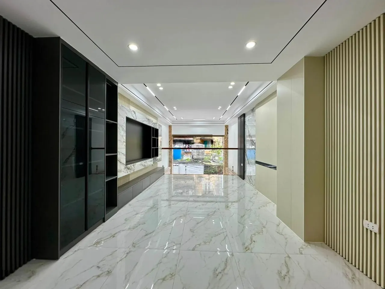 Cho thuê nhà MP Nguyên Hồng - Láng Hạ - Đống Đa - 70m2 x 5T - MT 5m, thang máy, thông sàn - 55tr