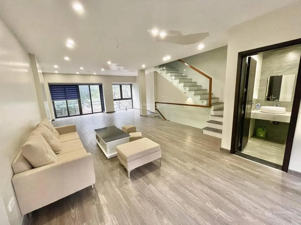 Cho thuê nhà Xuân La - Tây Hồ: 150m2 - 5 tầng - ôtô đỗ 3-5 chiếc xung quanh nhà, thang máy, khu VIP