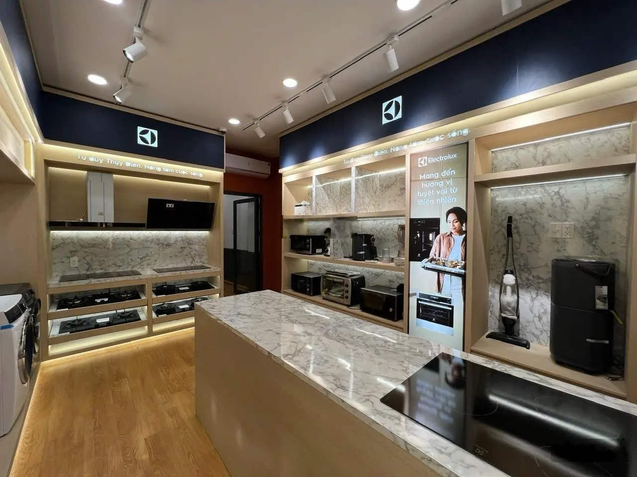 Cho thuê nhà mặt tiền đường Trường Chinh Tân Bình, DT: 144m2 (4,5x32) - Giá thuê: 40tr thương lượng