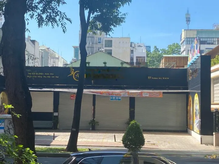 Cho thuê nhà mặt tiền Pasteur, Quận 3. DT: 20x40m, 1 trệt, 1 lầu. DTSD: 1.600m2