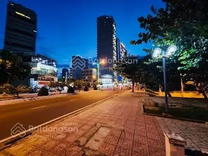 Bán khách sạn view biển Trần Phú, Dã Tượng, Nha Trang, 12 tầng, 33 phòng, giá 44 tỷ, đầy đủ pháp lý