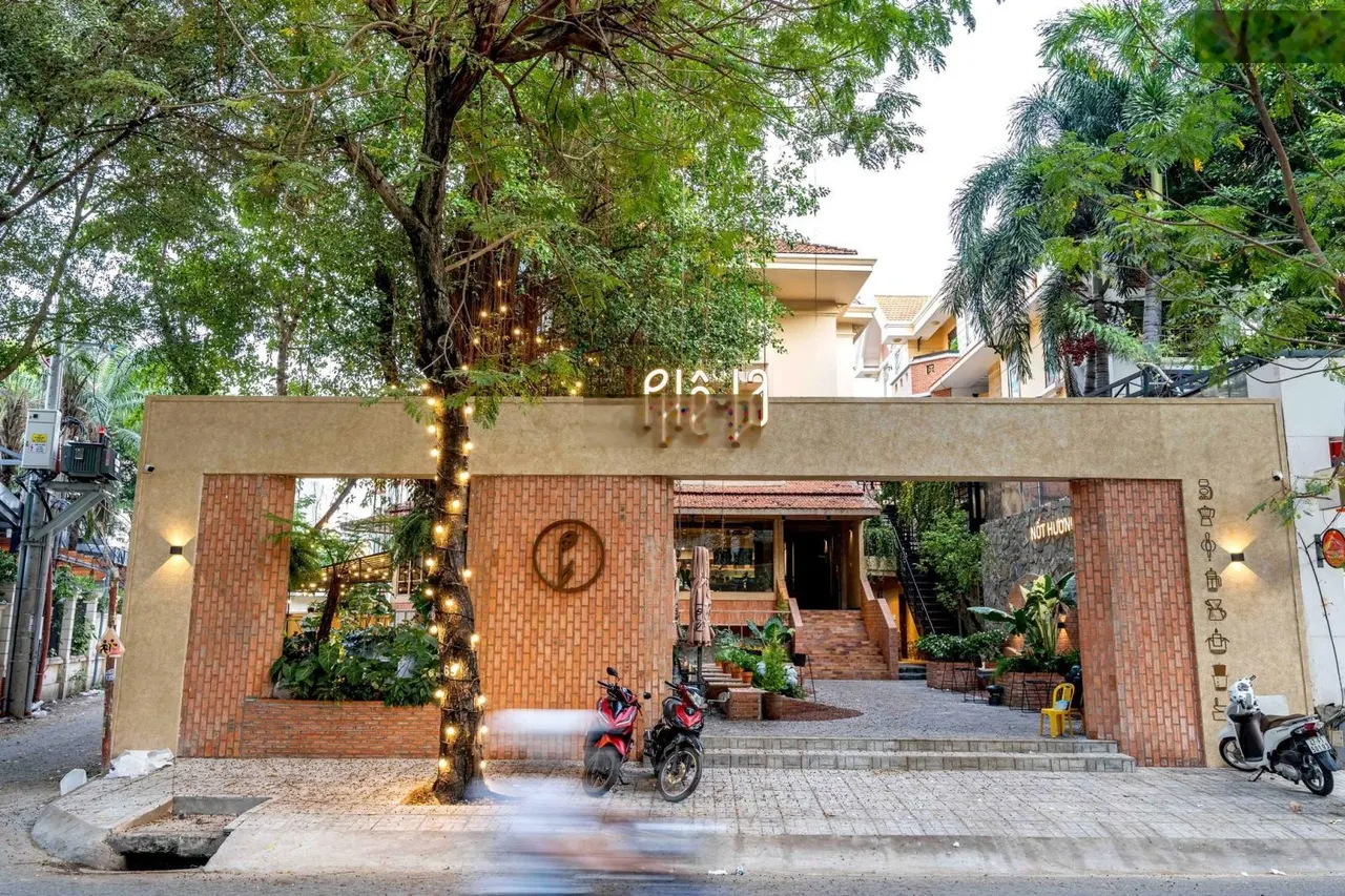 Cho thuê nhà mặt tiền Lê Quý Đôn, Quận 3. DT: 12x30m. 1 trệt 1 lầu. DTSD: 1.600m2