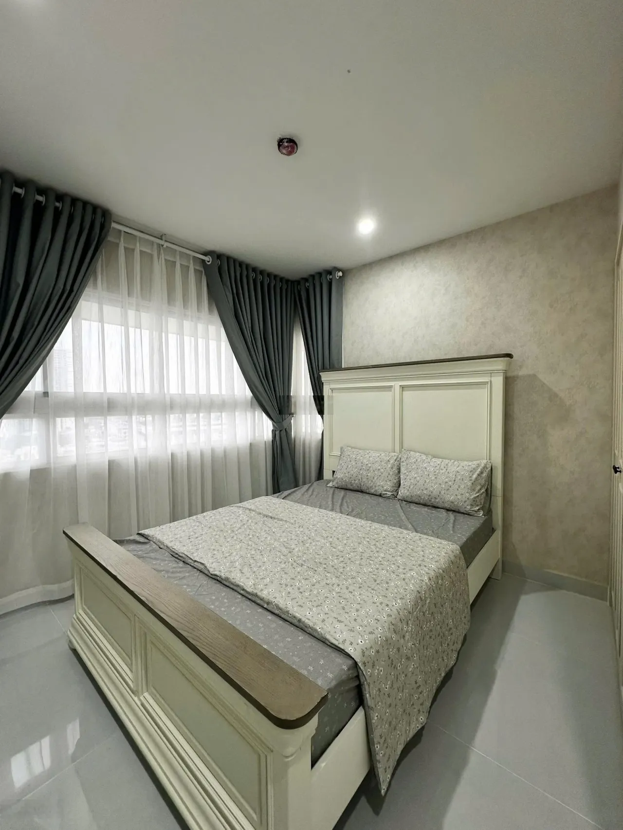 Cho thuê căn hộ The Harmona, Tân Bình, DT 80m2, 2PN 2WC giá 12tr (nhà đẹp). LH 089••••05 Mão