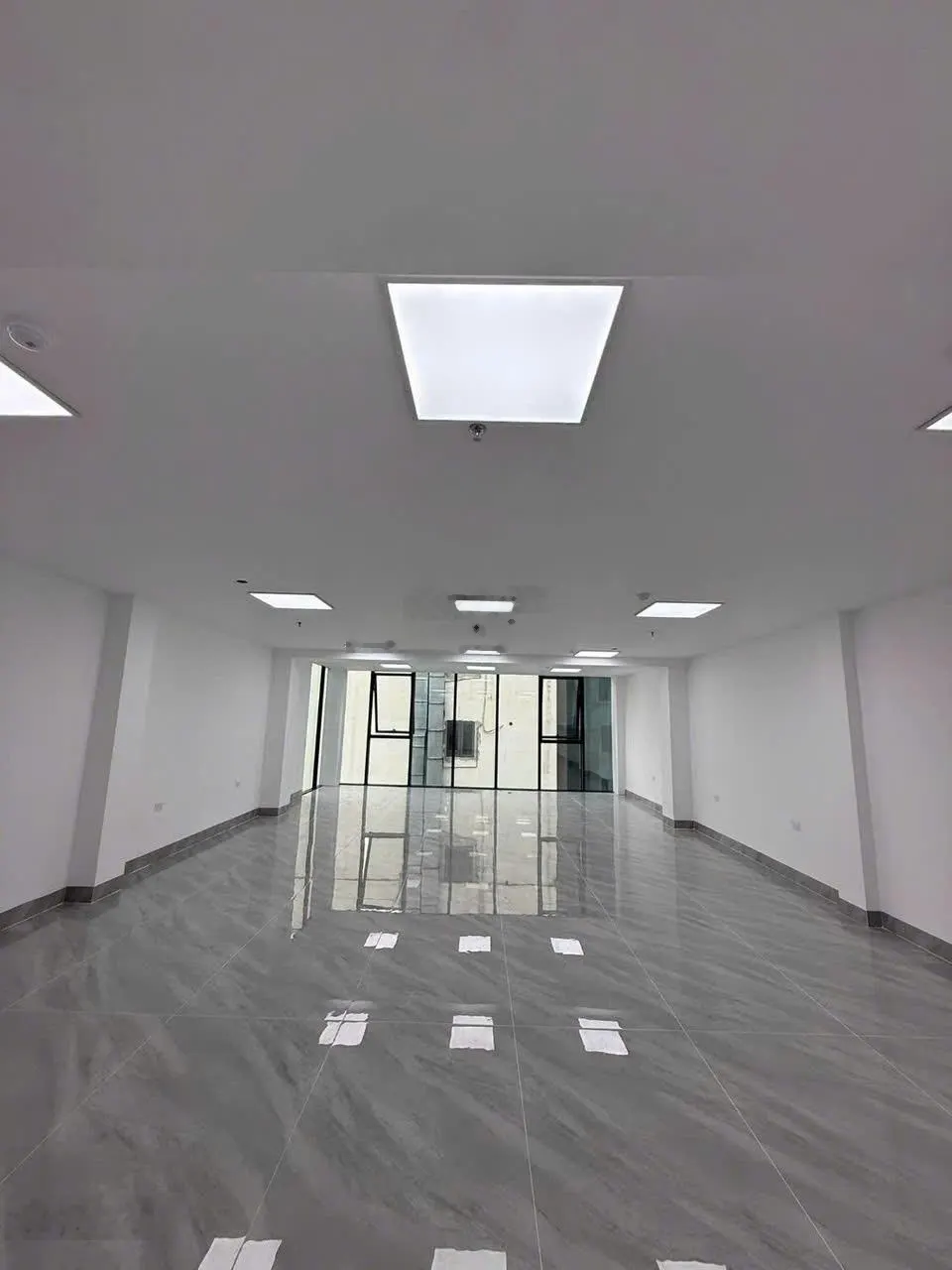 Cho thuê cả nhà ngõ Dịch Vọng Hậu, 110m2, xây 6 tầng + 1 hầm, có thang máy, PCCC