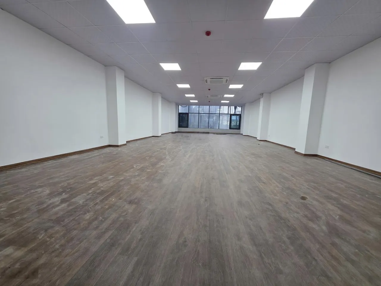 Cho thuê nhà mặt phố Kim Mã diện tích 90m2 x 6 tầng có hầm mặt tiền 8m thông sàn thang máy nhà đẹp