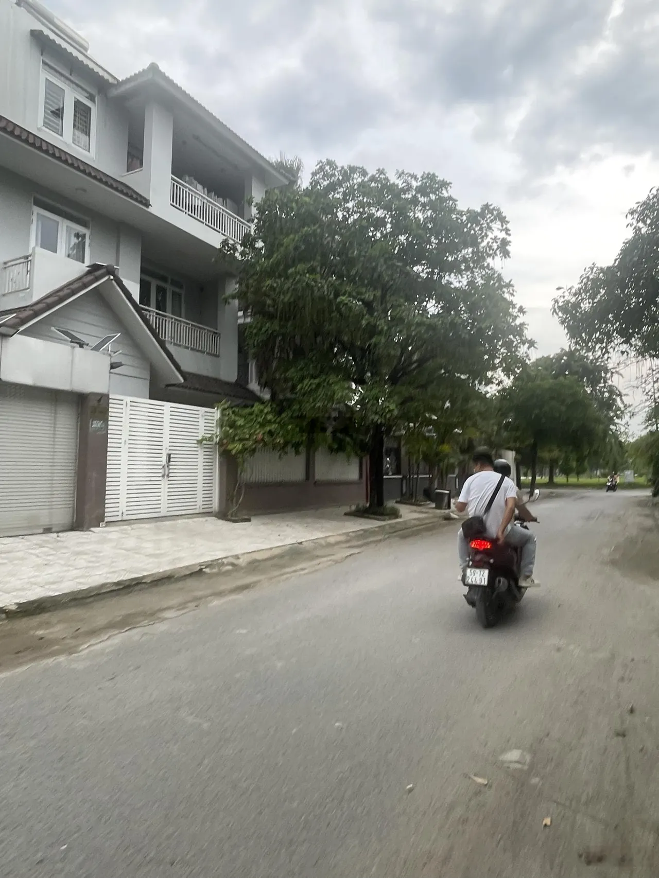 Cho thuê nhà nguyên căn đường Trường Sa P.14 Q.3 DT 10x22, 3 tầng. Giá thuê 55tr