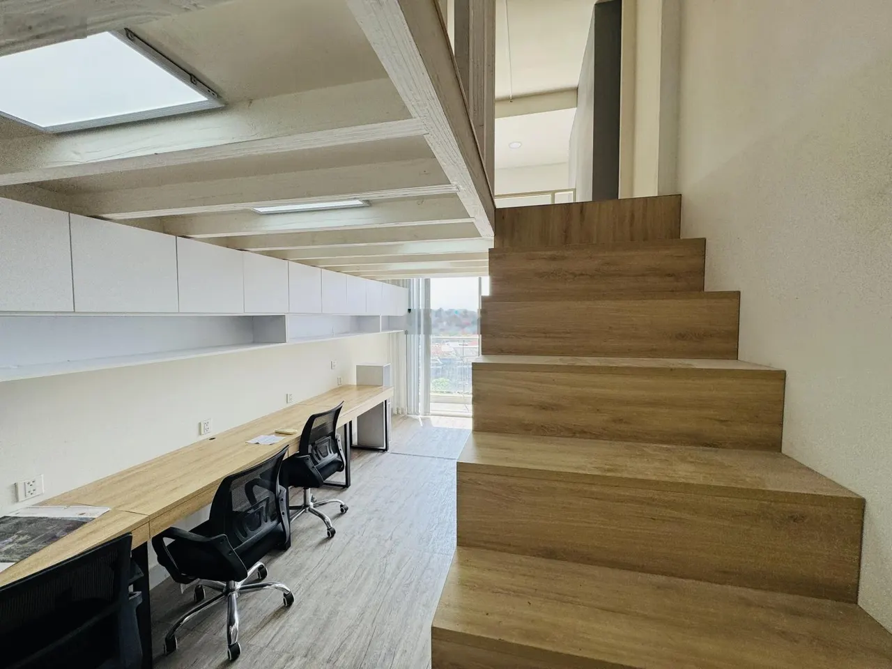 Cho thuê Duplex nội thất văn phòng Millennium. 30m2 trần cao. Giá 12 triệu/tháng