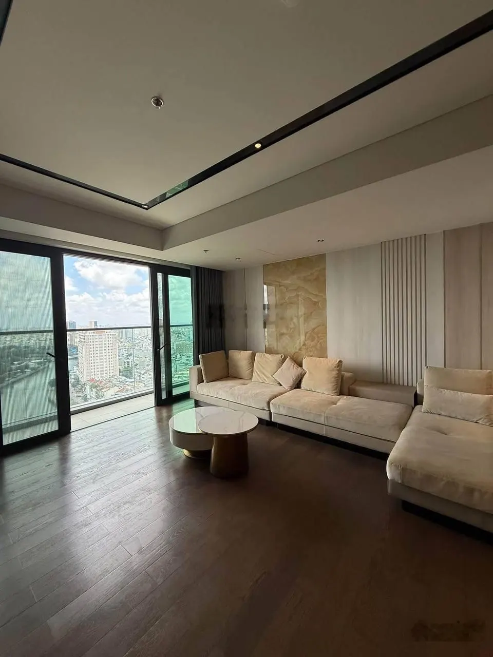 Cho thuê căn hộ 3 phòng ngủ giá tốt tại Grand Marina Saigon.