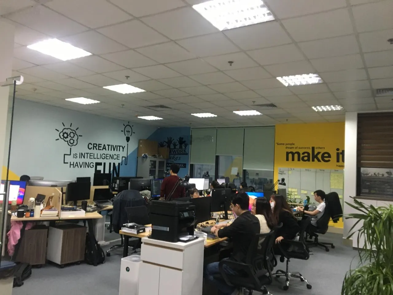 Cần cho thuê gấp văn phòng phố Tân Mai, Hoàng Mai DT 900m2 có thể chia nhỏ, giá 150 nghìn/m2/th