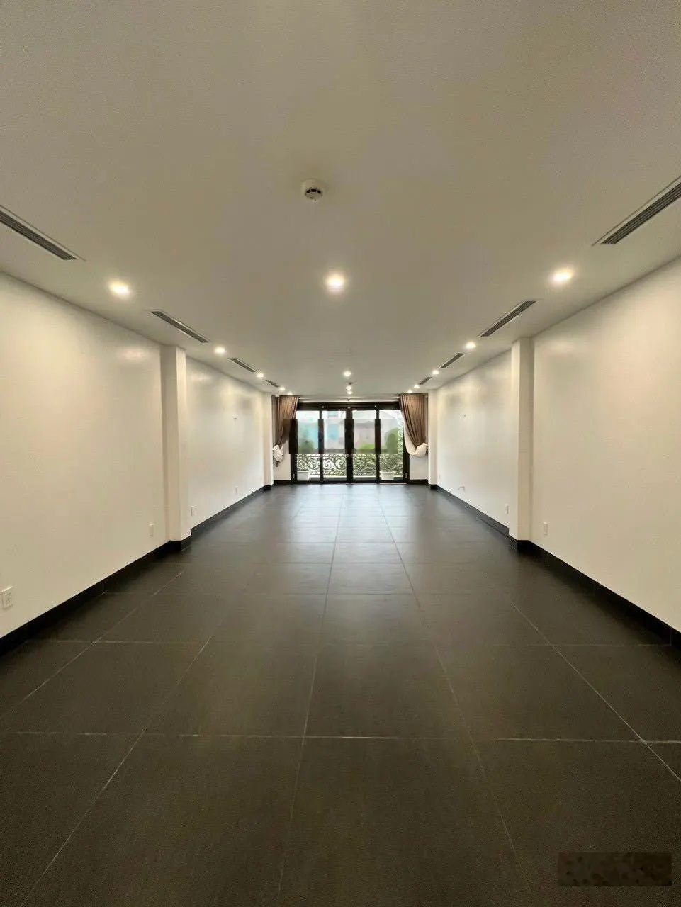 Nhà mới xây Phố Trần Duy Hưng - Nguyễn Khang thang máy DT 63m2 x 7T, 2 ô tô 7 chỗ tầng 1, giá 24tr