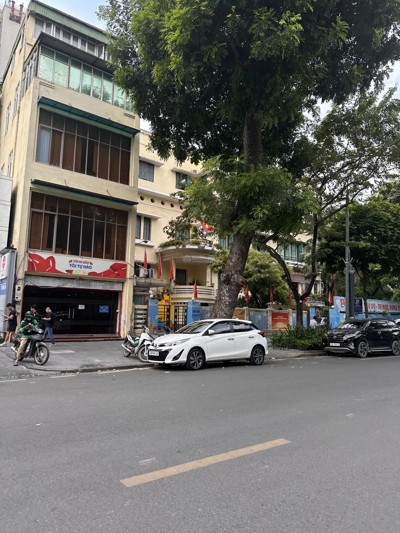 Cho thuê biệt thự cổ khu vực Hoàn Kiếm mặt tiền 10m - diện tích 300m2