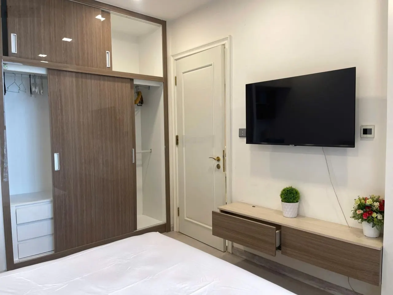Cho thuê 1PN, 51m2, NTCB, Vinhomes Golden River Ba Son, view thoáng, giá tốt. LH 090••••65