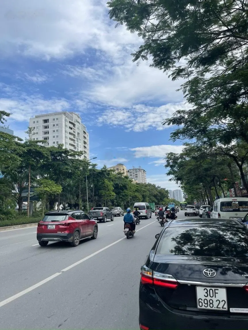 Cho thuê nhà mặt phố Võ Chí Công 235m2, MT15m, thông sàn. Vị trí đẹp, giá tốt.