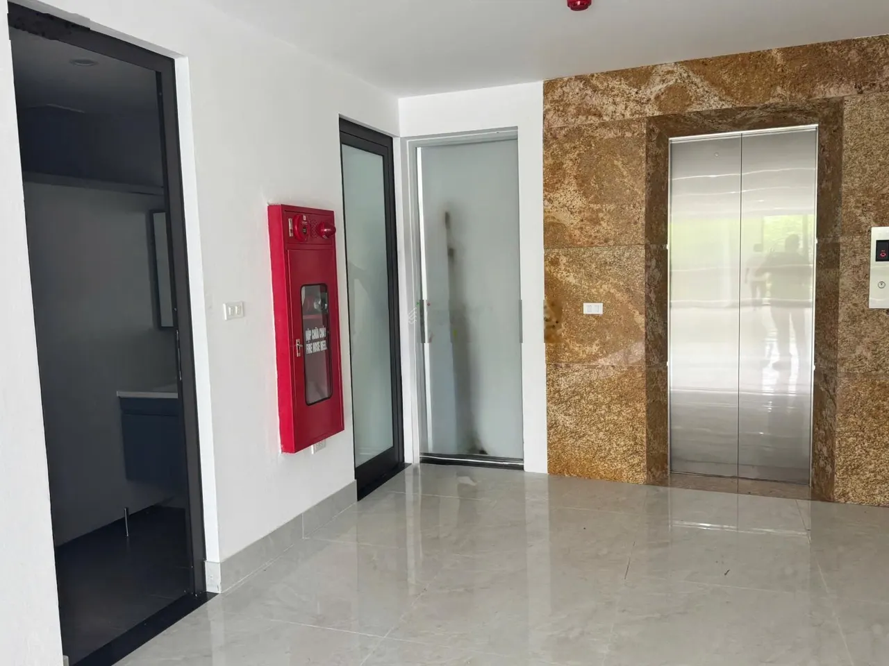 Cho thuê nhà mặt phố Nguyễn Trãi diện tích 180m2 x 6 tầng + lửng mặt tiền 11m, thuê thẳng ngay