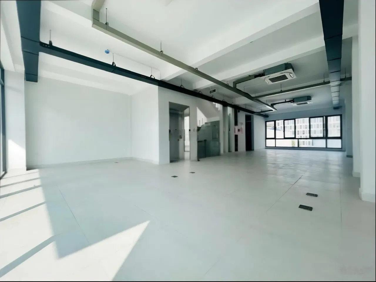 Cho thuê tòa nhà đường Phổ Quang, DT: 8x20m. 1 trệt, lửng, 4 lầu. Sàn suốt. Thang máy, PCCC