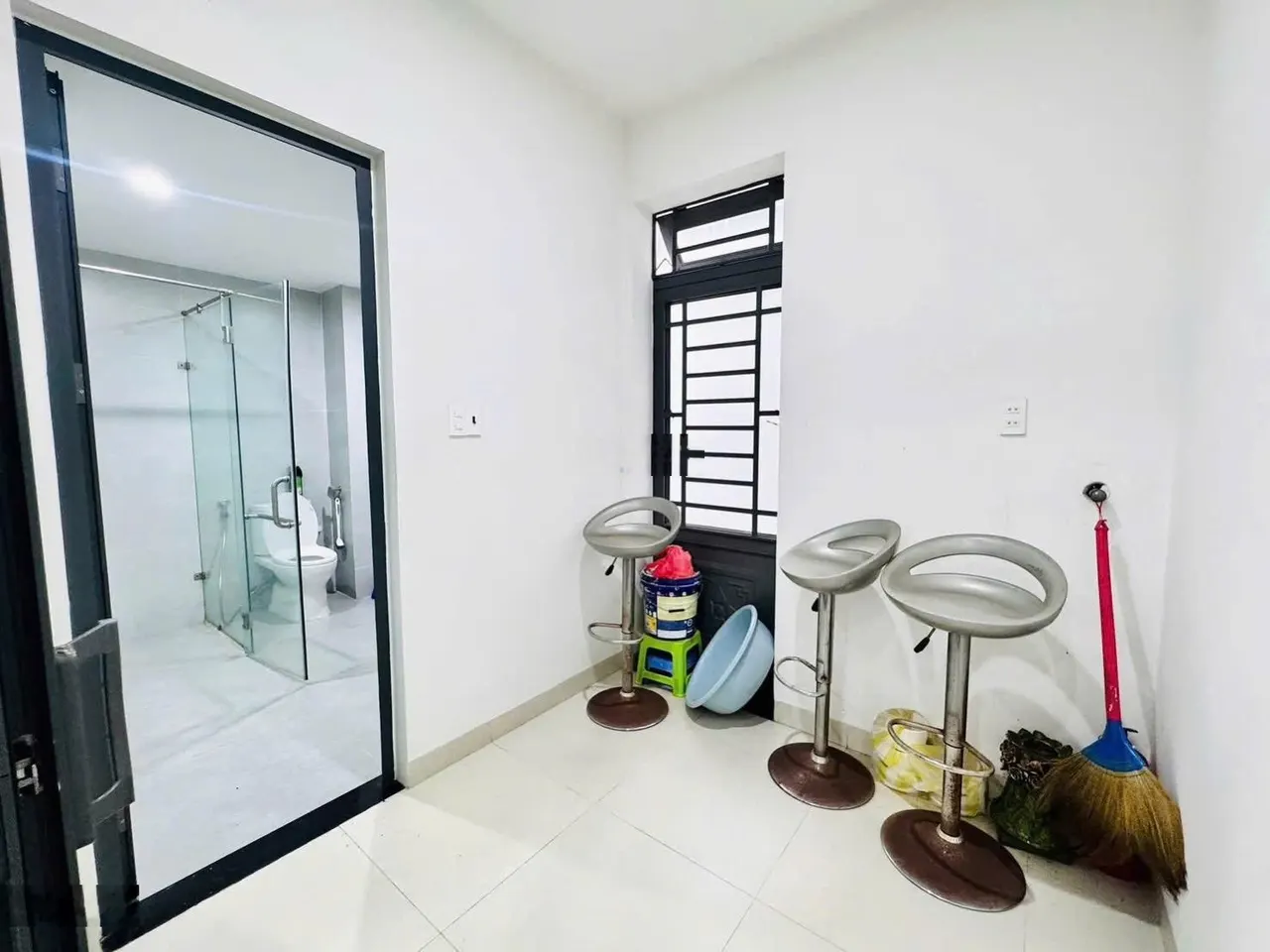 Cho thuê nhà 2 tầng MT Hòa Cường, gần ngay đường 30 tháng 4, diện tích 105m/tầng tổng khoả