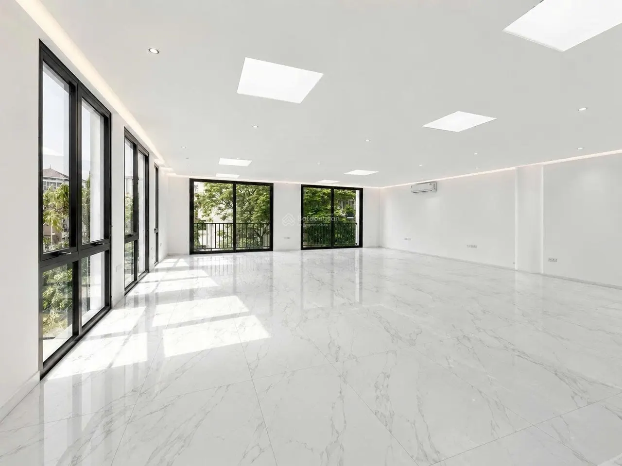 Cho thuê văn phòng 65m2 đường Hoàng Quốc Việt - Giá 10 tr/tháng - Văn phòng đẹp thoáng mát