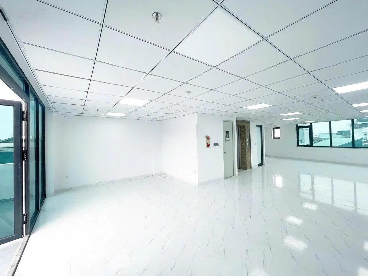 Cho thuê sàn VP phố Nguyễn Du, DT 130m2, Sàn mới đẹp, thang máy, hầm, PCCC, bảo vệ,...