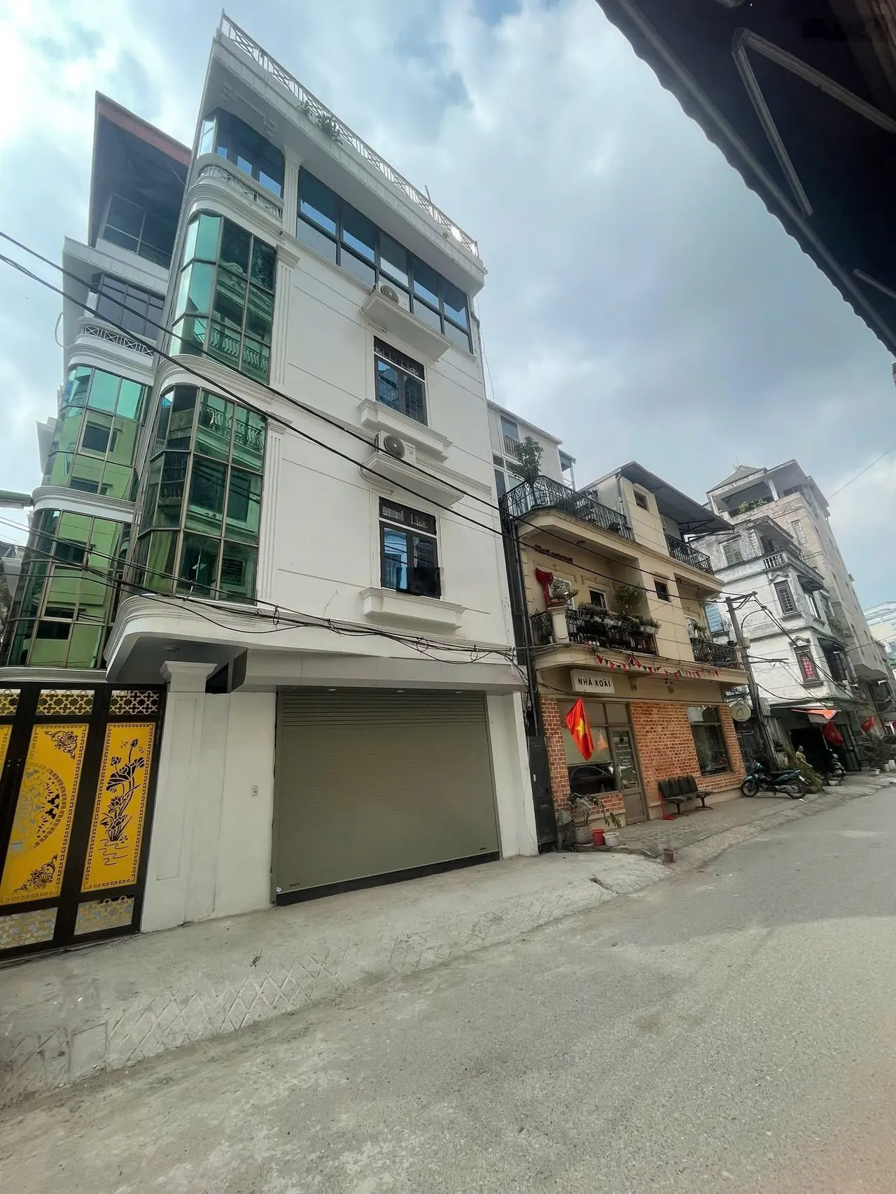 Cho thuê nhà ngõ Núi Trúc 84m2, MT 6.9m, 4 tầng, căn góc, thông sàn, ô tô tránh, vỉa hè rộng KD tốt